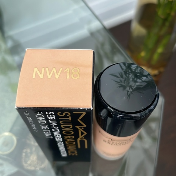 MAC Studio Radiance Serum Powdered Foundation in NW18 - Picture 2 of 5